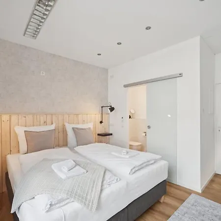 Koblenz-city Am Schloss - 10 Gaeste - Zachastay Koblenz (Rhineland-Palatinate)