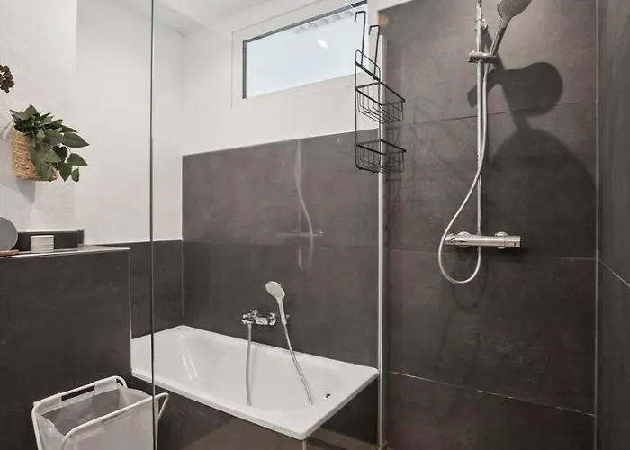 Koblenz-city Am Schloss - 10 Gaeste - Zachastay コブレンツ