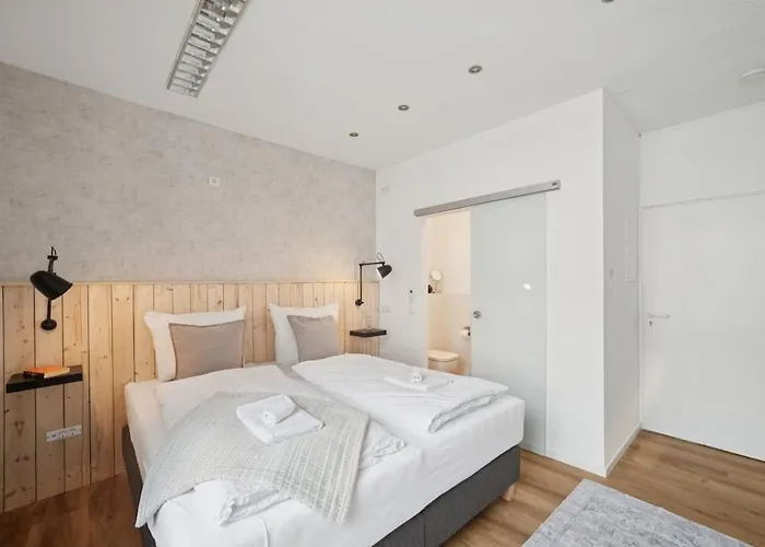 Koblenz-city Am Schloss - 10 Gaeste - Zachastay コブレンツ